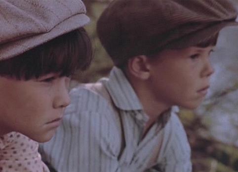 어린 시절 노먼(조셉 고든 레빗, 왼쪽)과 폴, 빅 블랙풋 강가에서