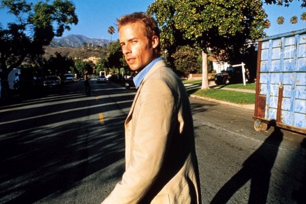 주인공 '레너드'. 사진_네이버영화 '메멘토' 스틸컷