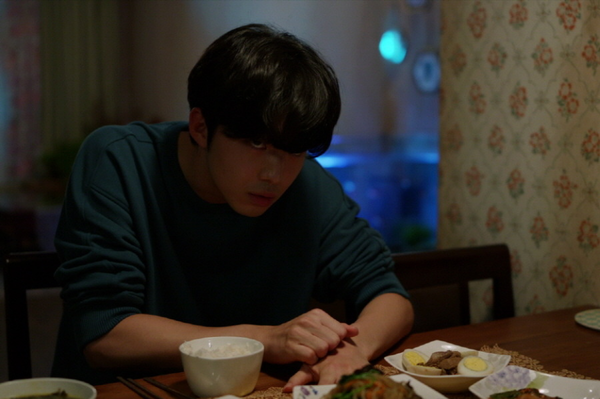 영화 'F20'은 조현병을 겪는 서울대생 아들을 둔 엄마의 시점으로 전개되는 스릴러 영화라고 한다. 사진_네이버영화 'F20' 스틸컷