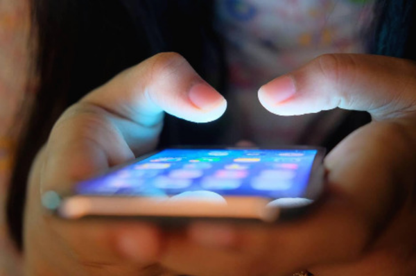 아이들은 스마트 폰을 통해 친구들과 연결된다 (출처: TIME)